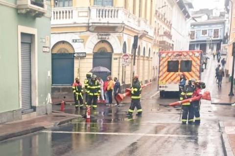 Las tapas del alcantarillado volaron producto de una explosión en el centro de Quito, una mujer resultó herida
