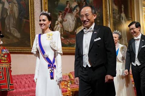 Kate Middleton luce la tiara Strathmore Rose cien años después de que la Reina Madre la recibiera por primera vez como regalo de bodas: Isabel II nunca usó la inusual joya