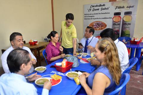 El encebollado y el cebiche, los más vendidos en Guayaquil en el debut mundialista; negocios aumentaron ventas de esos platos en un 40 %