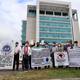 Usuarios reclaman por altos valores de planillas de servicio eléctrico afuera de las oficinas de CNEL y Arconel, en Guayaquil