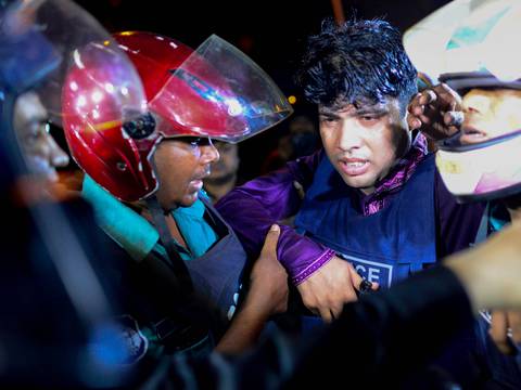 Mueren 20 extranjeros en ataque reivindicado por el Estado Islámico en un restaurante en Bangladés