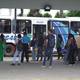 ‘El pueblo no tiene dinero para pagar más’, dicen usuarios ante alza de pasajes en buses urbanos de Guayaquil