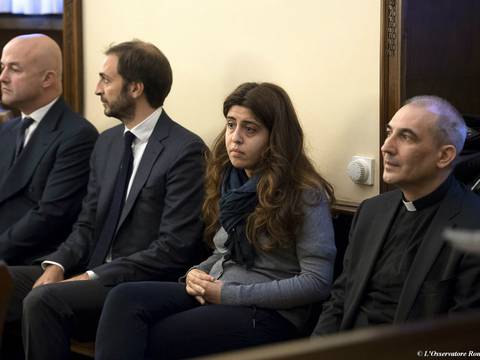 Vaticano abre juicio por filtración de documentos confidenciales