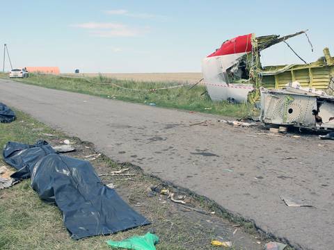 Rebeldes prorrusos custodian  los cuerpos recuperados de avión siniestrado