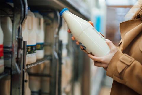 ¿Por qué la leche deslactosada en más dulce? Cuatro mitos de esta bebida y su consumo en personas con diabetes