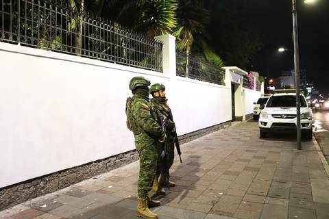 Uniformados refuerzan la seguridad en la Embajada de México; abogada de Jorge Glas afirma que el exvicepresidente permanece en el inmueble