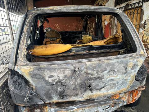 Delincuentes quemaron un carro en el sector Promejoras de Quevedo