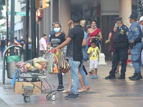Luego de denuncias de comerciantes de la Bahía, Municipio de  Guayaquil despide a 42 agentes metropolitanos por comportamientos irregulares