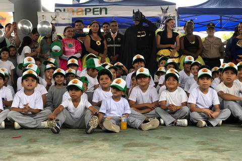 Con superhéroes, dulces y mensajes sobre sus derechos, 120 niños de plantel de Samborondón participaron de agasajo de la Dinapen 