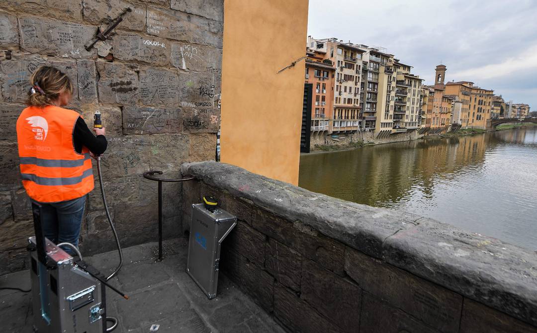 Con la tecnologia laser i volontari vogliono rimuovere i graffiti sui monumenti simbolici in Italia |  Cultura |  Divertimento