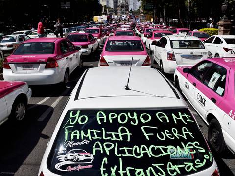 Calles principales de la capital de México son bloqueadas por taxistas que protestan contra aplicaciones como Uber