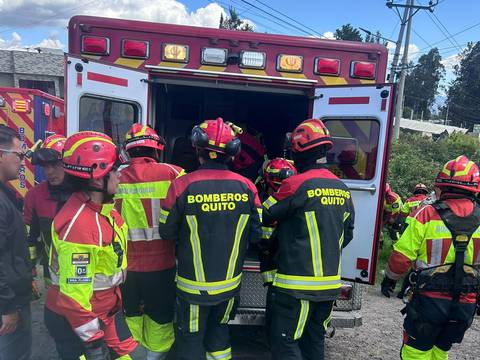 Un vehículo de la Policía cayó a una quebrada durante una persecución en el nororiente de Quito