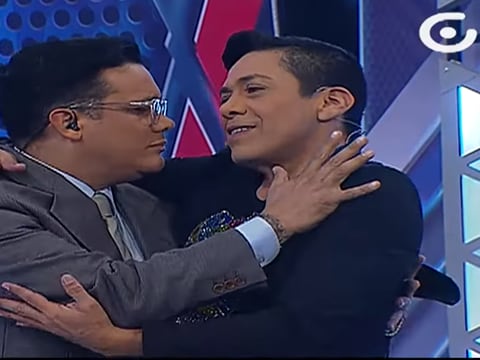 ¿Carlos José Matamoros y Carlos Menéndez se besaron en televisión nacional?