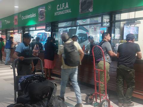 Usuarios de terminales de Guayaquil aprovecharon la suspensión de jornada laboral para viajar a ciudades en las que están empadronados 