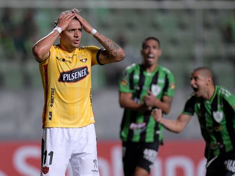 Carlos Garcés, entre lágrimas recibió el apoyo de sus compañeros y Célico tras fallar penal ante América Mineiro