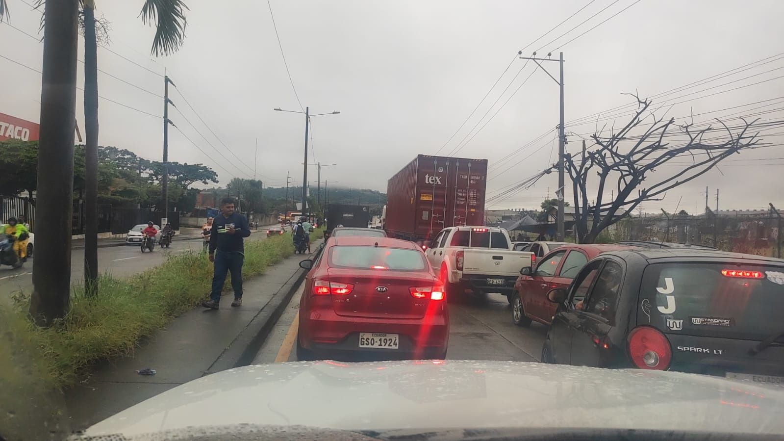 La vía a Daule tiene tramos inundados que dificultan ingreso y salida a Guayaquil tras la fuerte lluvia