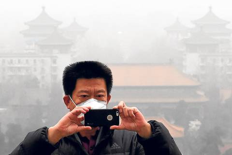 Autoridades chinas anhelan reducir las emisiones contaminantes para el 2030, entre ellas el uso de energías fósiles 