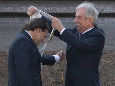 El liberal Luis Lacalle Pou asume como presidente de Uruguay poniendo fin a 15 años de izquierda