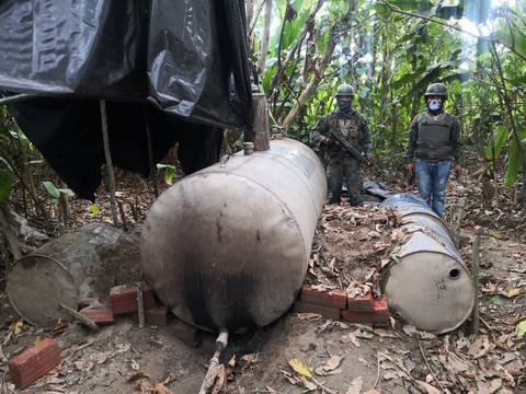 En Sucumbíos, militares encuentran refinería clandestina en la línea de frontera