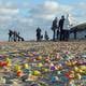 "Huevitos Kinder Sorpresa" cubrieron una playa de Alemania