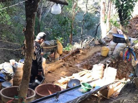 Detienen a cuatro personas que laboraban en campamento de minería ilegal, en Loja