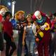 Ciudadanos acuden disfrazados al centro de Guayaquil en noche de Halloween