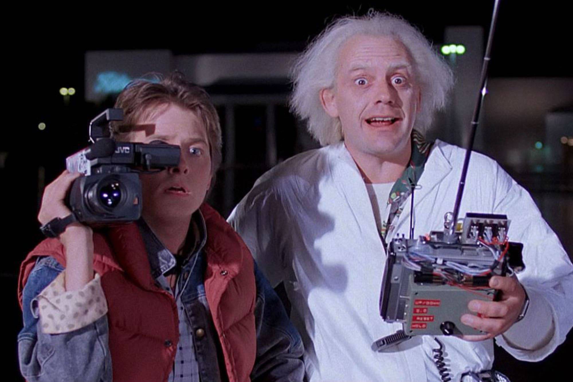 Назад в будущее. Марти Макфлай и док Браун. Назад в будущее back to the Future 1985. Марти Макфлай и док Браун назад в будущее-1 (1985). Эммет Браун и Марти Макфлай.