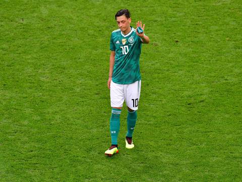 Alegando racismo e irrespeto, Özil deja la selección alemana