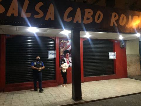Cinco establecimientos de diversión nocturna fueron clausurados en Guayaquil; mientras que en vía a la costa se retiró a vendedores de parterres y veredas