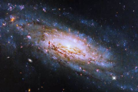 El telescopio Hubble observa una galaxia con un agujero negro voraz a 50 millones de años luz