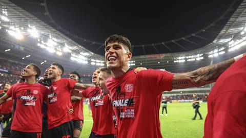 ¡Piero Hincapié hace historia!  Bayer Leverkusen empata con AS Roma y clasifica a la final de la Europa League, en la que se  medirá con el Atalanta italiano