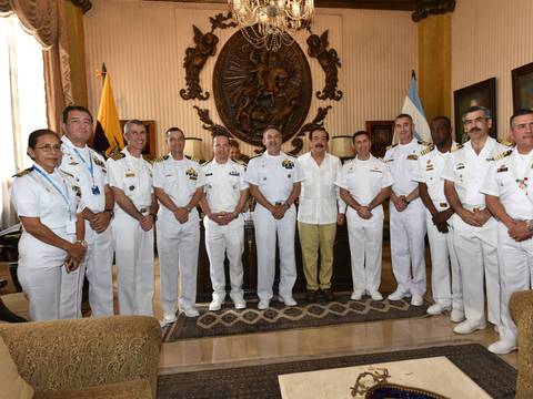 Jaime Nebot recibió a comandantes de veleros internacionales que llegaron a Guayaquil