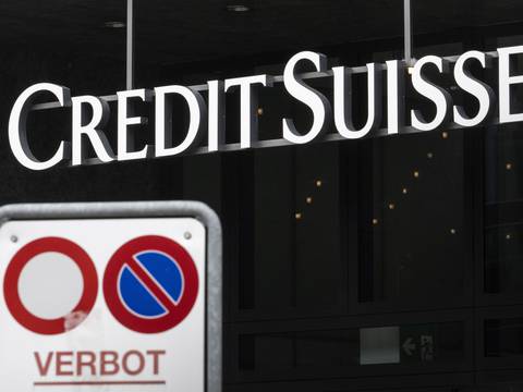 Acciones de Credit Suisse cayeron en la Bolsa ante dudas por reeestructuración, trae recuerdos de la estrepitosa caída de Lehman Brothers