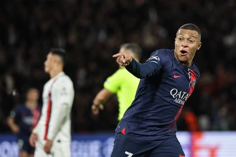 Paris Saint-Germain vapuleó al AC Milan y se adueña del liderato del grupo F de la Champions League
