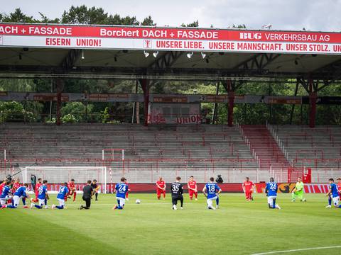 Bundesliga: Un árbitro y sus asistentes se unieron al gesto contra el racismo por la muerte de George Floyd