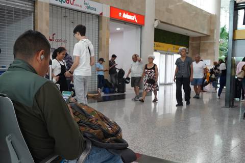 Pasajeros afectados por cierre de Equair acuden a aeropuerto para acelerar cambio de reservas que tenían en siguientes días y meses