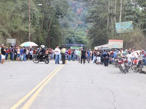 Bloqueado el acceso al cantón Cumandá, en la provincia de Chimborazo