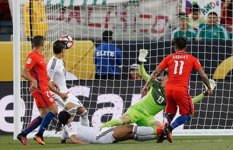 ‘Chicharito’ Hernández le rogó a Claudio Bravo para que Chile detuviera la goleada ante México en la Copa América Centenario