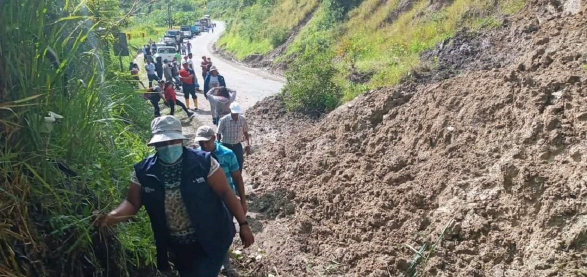 Deslave en la vía Loja-Chuquiribamba provoca la muerte de tres personas; una cuarta está perdida