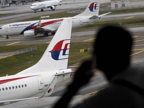 Familias de 12 pasajeros de vuelo MH370 presentan demandas