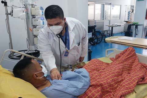 ‘Nos tiramos al piso por el sonido de las balas, mientras suturaba a un herido’, cuenta Danilo Galecio, quien trata las emergencias en dispensario de Guayaquil
