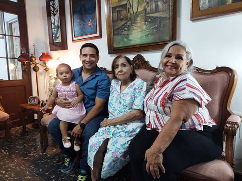 ‘Cuando fallezca aspiro a que mis cenizas las lancen al estero”: los Silva llevan cuatro generaciones en el barrio del Salado, en el corazón de Guayaquil 