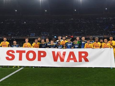 Napoli y FC Barcelona posan juntos con una pancarta en la que se leía ‘Paren la guerra’ 