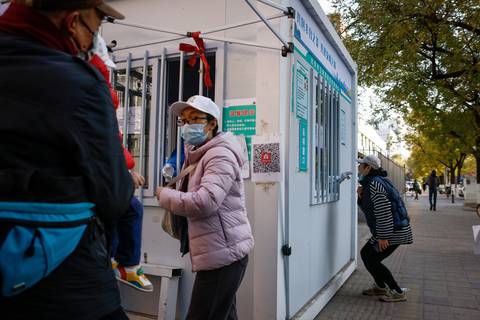 Nueva ola de covid-19 mantiene en alerta a ciudadanos de Pekín que se dicen “hartos” de restricciones y confinamientos
