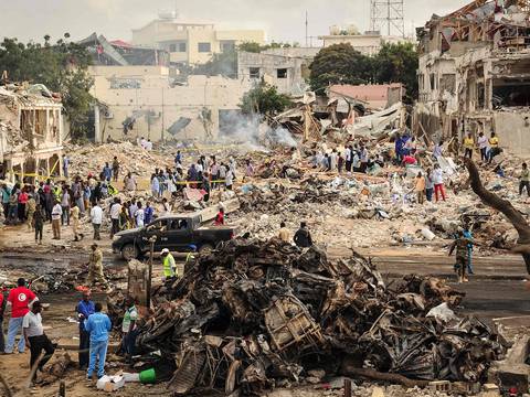 Suman más de 300 los muertos por camión bomba en Somalia