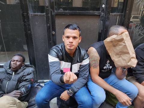 Centenares de migrantes continúan a la espera de un alojamiento y la oportunidad de trabajar en Nueva York