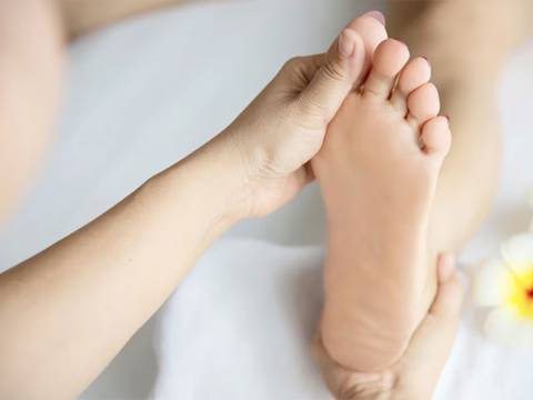 Así es el inusual síntoma de cáncer que puede comenzar debajo de las uñas o dedos del pie