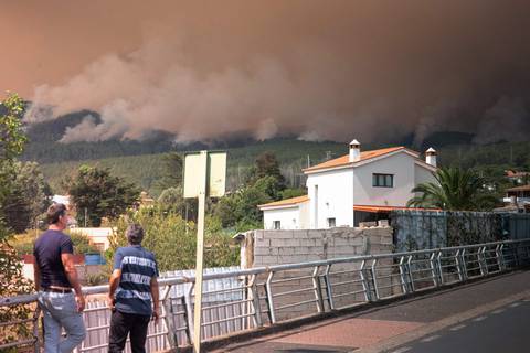 Incendio en la isla española de Tenerife sigue sin control y vive uno de los peores desastres en 40 años