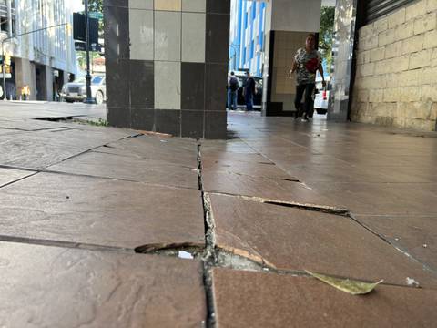 ‘Estaba al mismo nivel de la vereda, se ha ido hundiendo el edificio’: peatones circulan con recelo por edificios del centro de Guayaquil en deterioro 