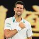Novak Djokovic barre a Aslán Karátsev y se instala en su novena final del Open de Australia